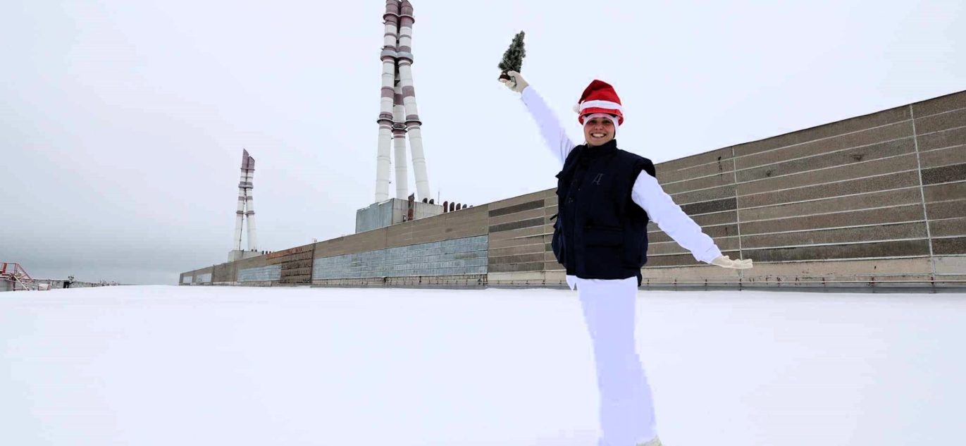 Ignalinos atominė elektrinė žiemą, darbuotojas su Kalėdine kepure