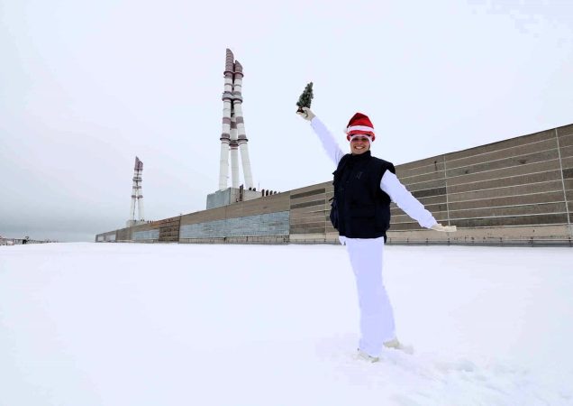 Ignalinos atominė elektrinė žiemą, darbuotojas su Kalėdine kepure