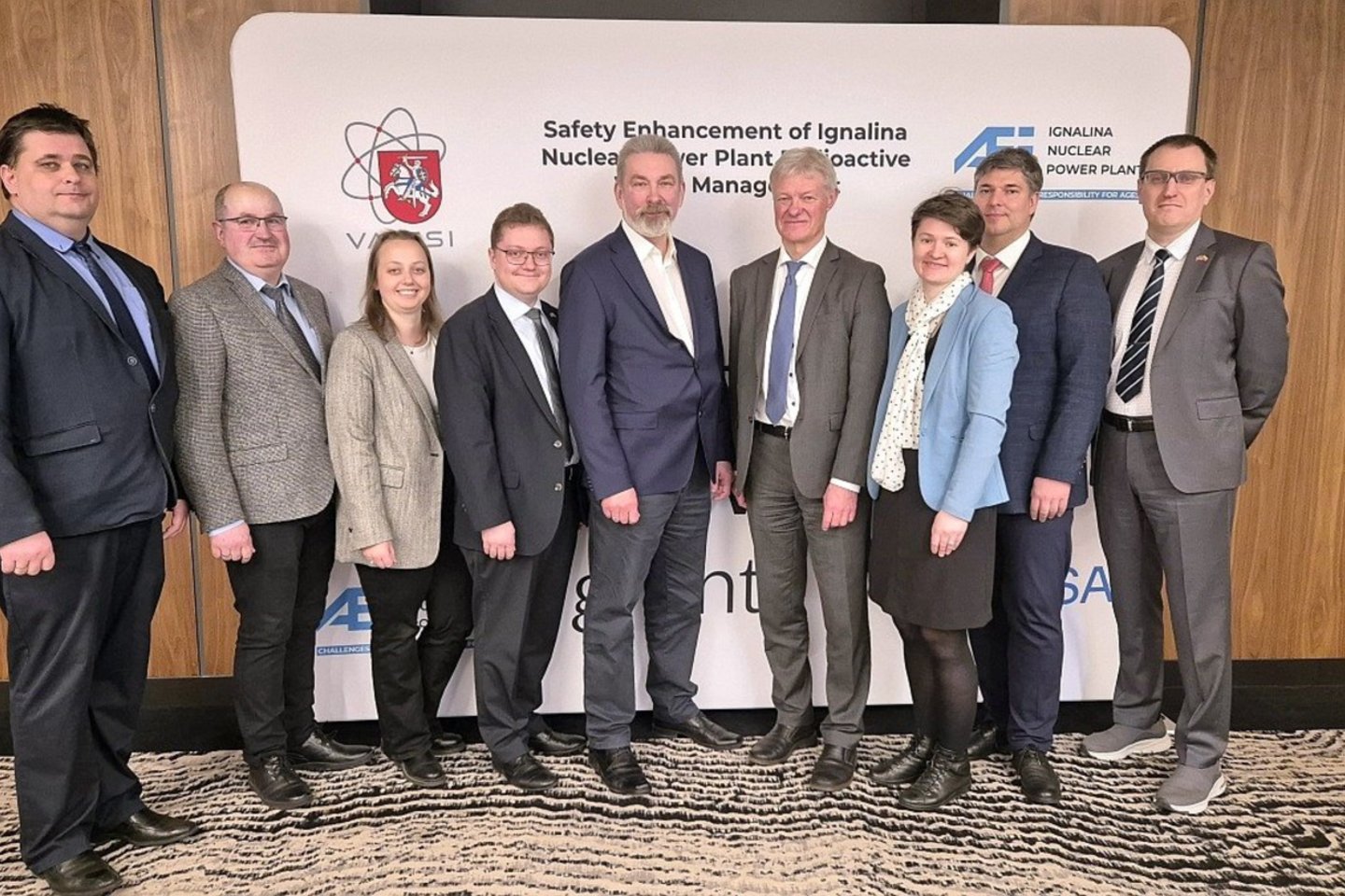 Projekto dalyviai bendroje nuotraukoje prie stendo apie Ignalinos AE eksploatavimo saugos gerinimą.