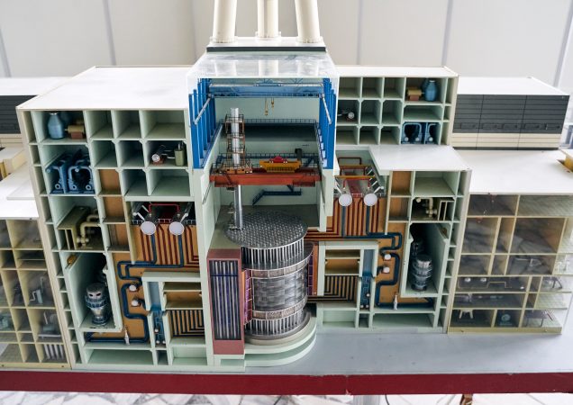 Ignalinos atominės elektrinės maketas informacijos centre, vaizduojantis reaktoriaus ir pastato vidaus konstrukciją su inžineriniais elementais.