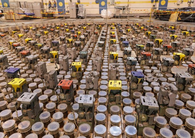 Ignalinos atominės elektrinės reaktoriaus išmontavimo projektas RD3, matomas tankiai užpildytas reaktoriaus paviršius su įranga ir dangčiais.