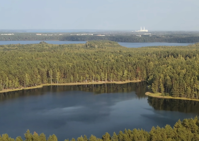 Ignalinos atominės elektrinės panorama su Drūkšių ežeru ir miškais.
