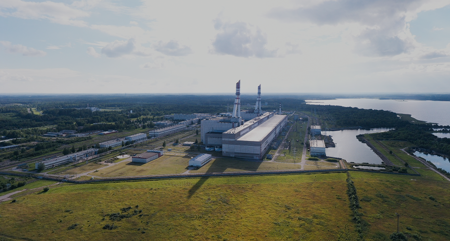 Ignalinos atominės elektrinės pastatų kompleksas ir aušinimo tvenkiniai iš paukščio skrydžio.