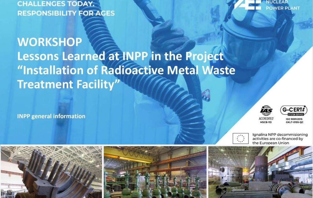 Plakatas apie seminarą Ignalinos AE tema „Pamokos, išmoktos įgyvendinant radioaktyvių metalinių atliekų apdorojimo įrenginio projektą“, iliustruotas inžinerinėmis sistemomis ir metalo apdirbimo vaizdais.