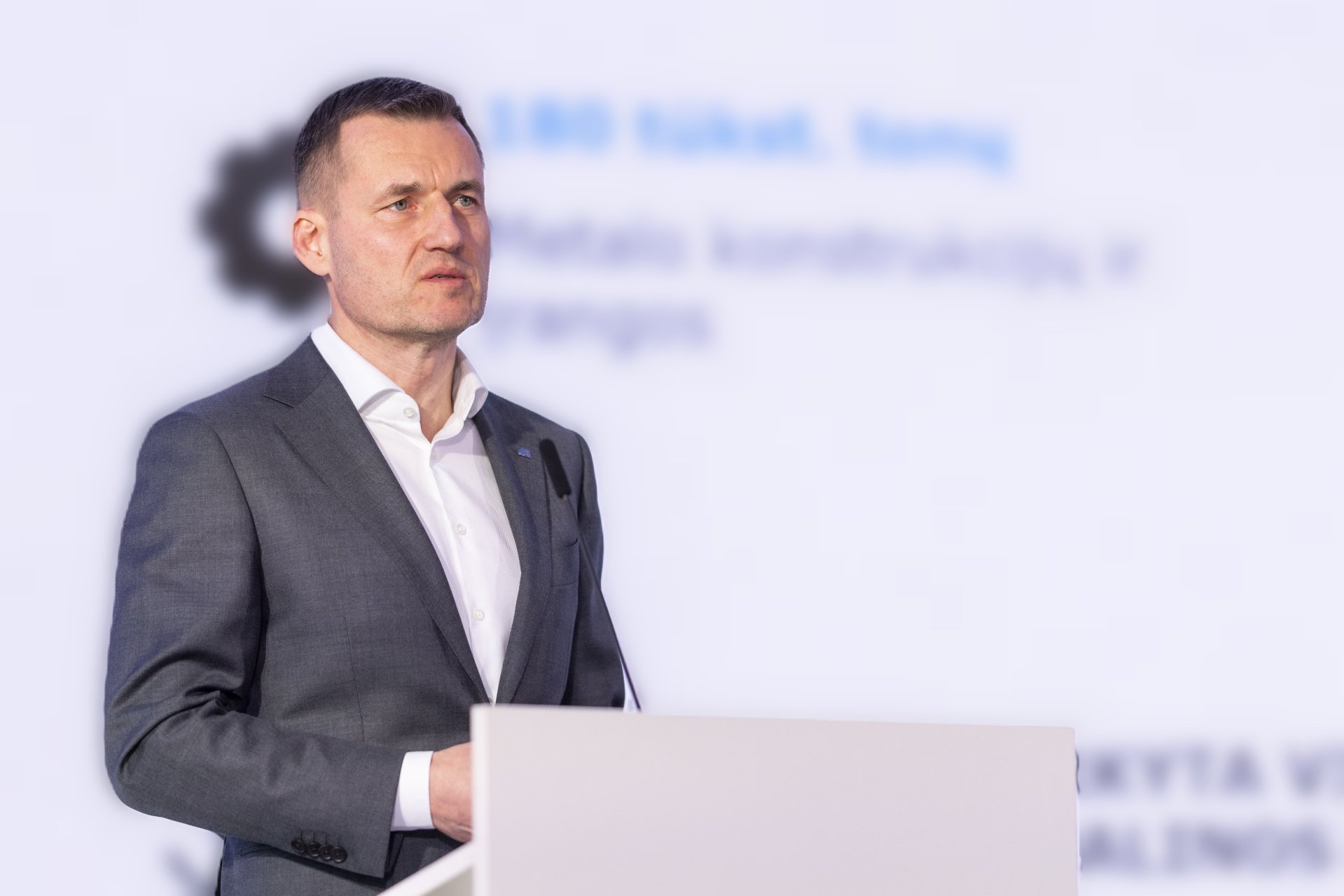 Ignalinos atominės elektrinės atstovas kalba konferencijoje