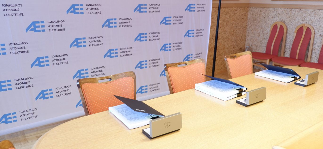 Ignalinos atominės elektrinės salė paruošta sutarčių pasirašymui.