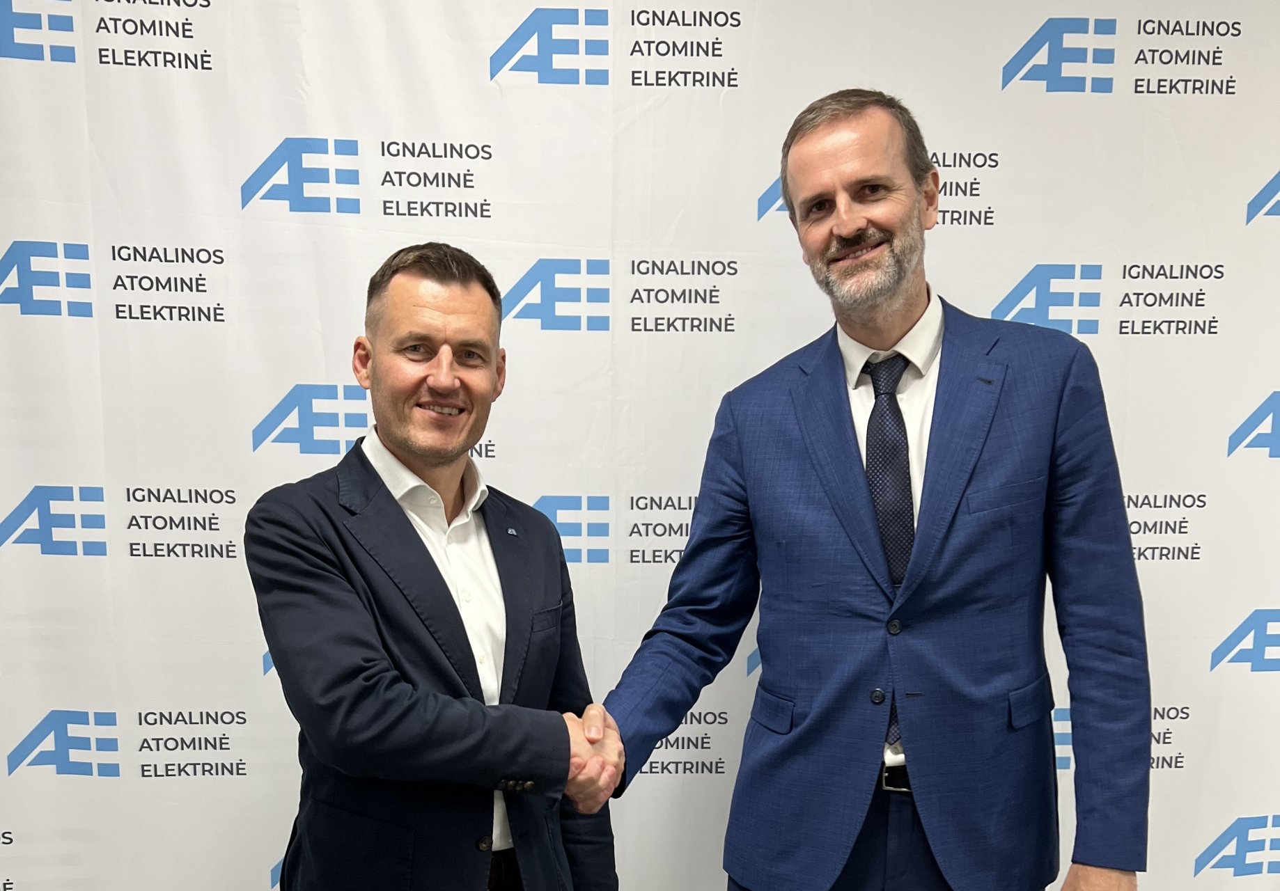 IAE generalinis direktorius ir WES atstovas spaudžia vienas kitam ranką po daugiau nei 37 mln. eurų vertės sutarties pasirašymo.