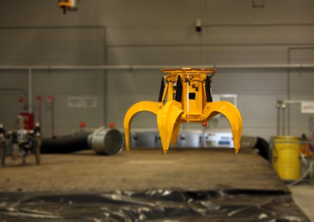 Geltonas pramoninis griebtuvas atliekų tvarkymo įrenginyje
