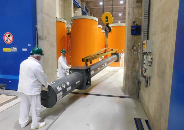 Ignalinos atominės elektrinės darbuotojai perkelia panaudoto branduolinio kuro konteinerį į saugyklą.