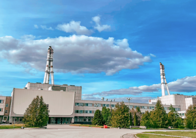 Ignalinos atominė elektrinė – du reaktoriai ir administracinis pastatas saulėtą dieną.