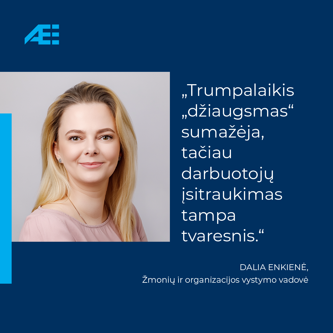 Dalia Enkienė, AEŽ organizacijos vystymo vadovė, šalia citatos: „Trumpalaikis „džiaugsmas“ sumažėja, tačiau darbuotojų įsitraukimas tampa tvaresnis.