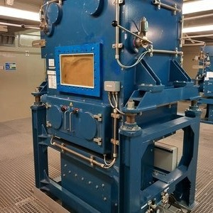 Ignalinos atominės elektrinės technologinis įrenginys su apsauginiu gaubtu