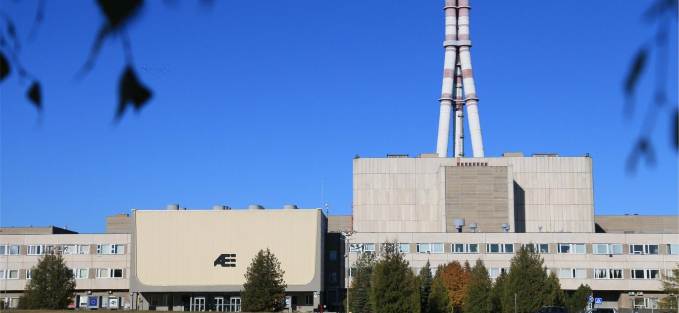 Ignalinos atominės elektrinės pastatas su reaktoriaus kaminu