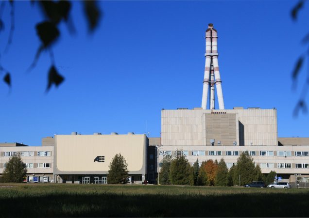 Ignalinos atominės elektrinės pastatas su reaktoriaus kaminu