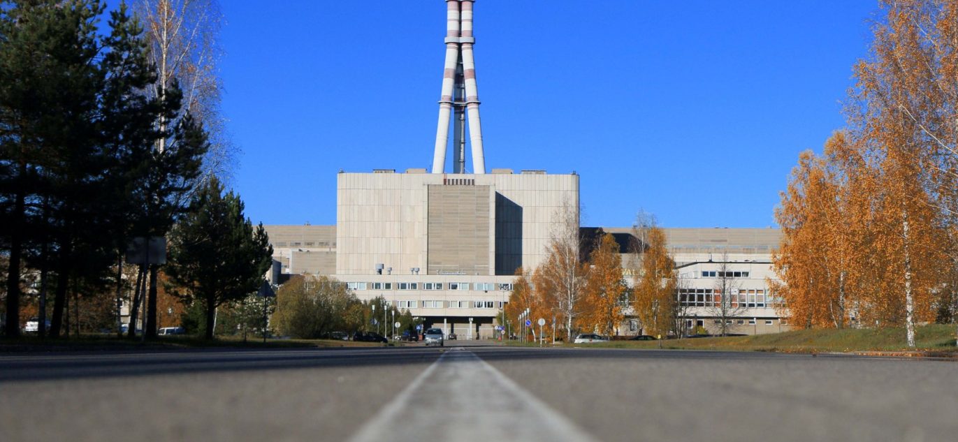 Ignalinos atominės elektrinės pastatas, nufotografuotas iš kelio centro rudens metu.