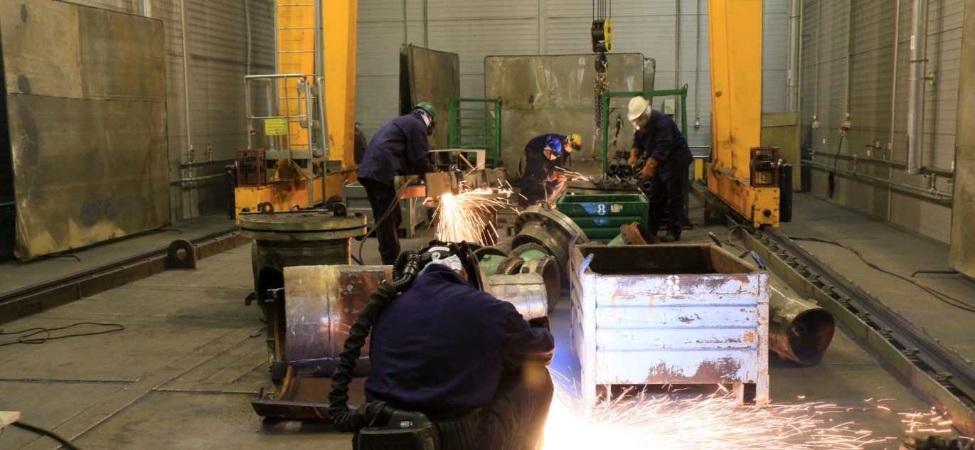Ignalinos atominės elektrinės darbuotojai pjauna metalo konstrukcijas suvirinimo įranga.