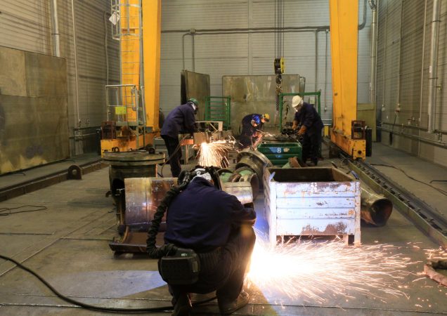 Ignalinos atominės elektrinės darbuotojai pjauna metalo konstrukcijas suvirinimo įranga.