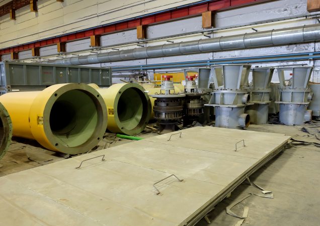Išmontuota įranga ir metalinės konstrukcijos sandėliuojamos Ignalinos atominės elektrinės A1 pastate deaktyvavimo darbų metu.