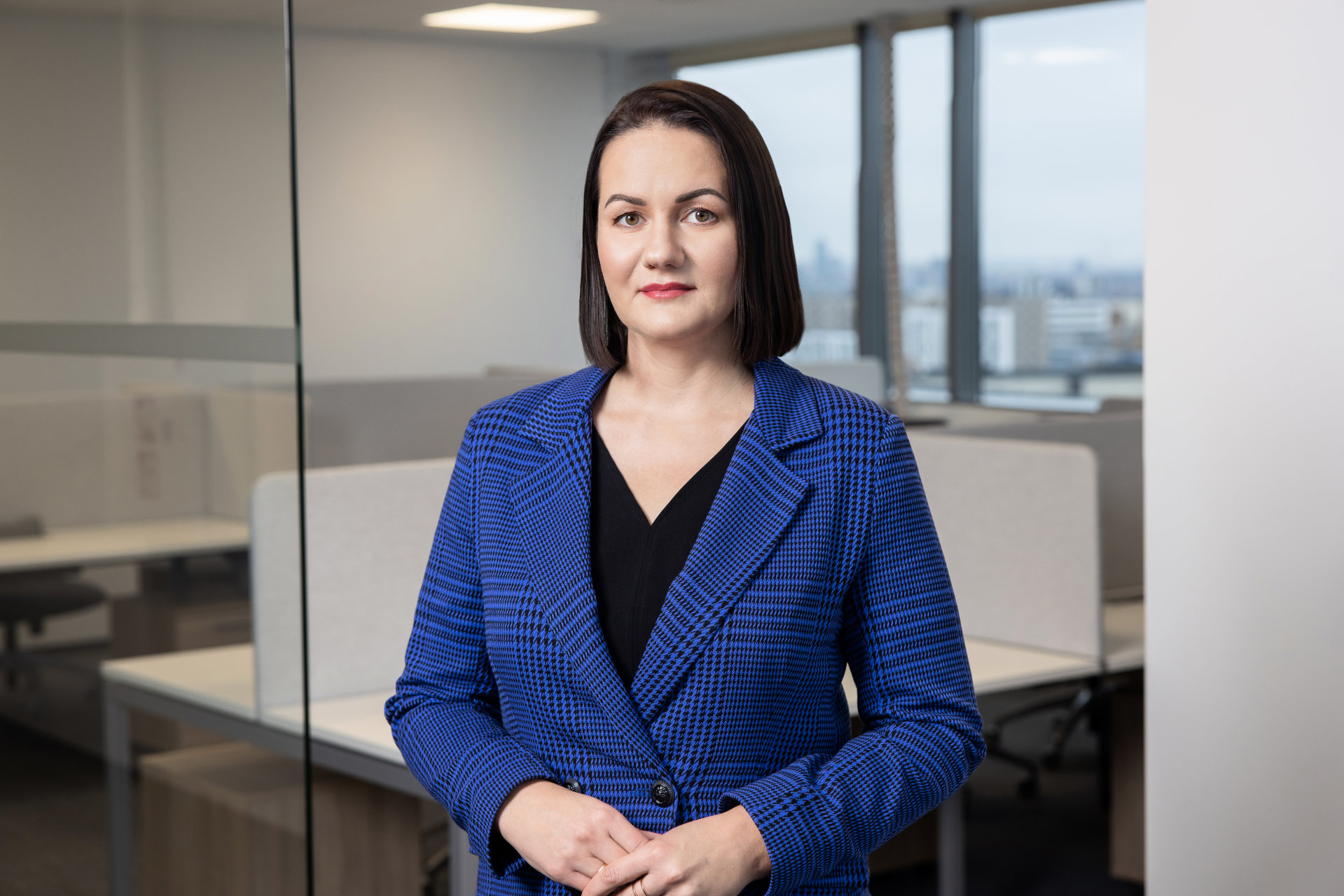 IAE vadovų komandos narė Jolita Mažeikienė stovi biuro aplinkoje.
