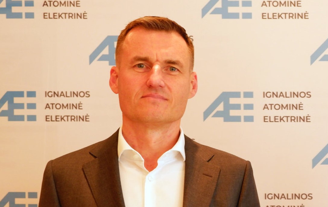 Linas Baužys prie Ignalinos atominės elektrinės fono stendo.