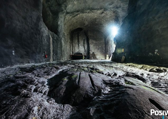 Giluminio geologinio radioaktyviųjų atliekų atliekyno požeminė kamera, esanti granito uolienose Suomijoje, su „Posiva“ logotipu dešinėje apačioje.