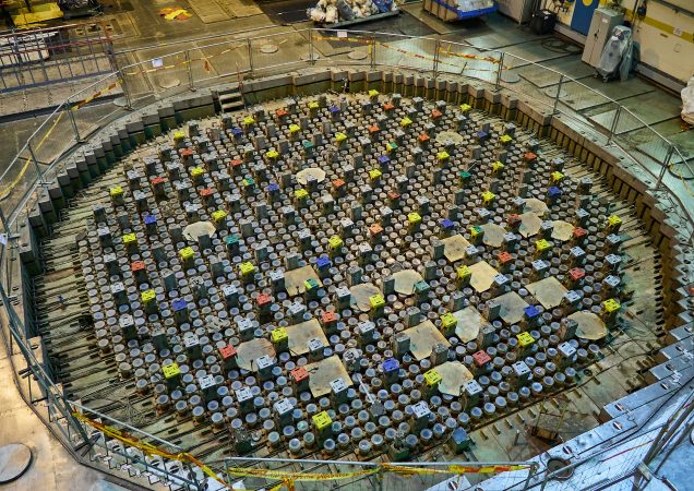 Ignalinos atominės elektrinės reaktoriaus zona su daugybe spalvotais dangteliais uždengtų elementų, matoma iš viršaus išmontavimo darbų metu.