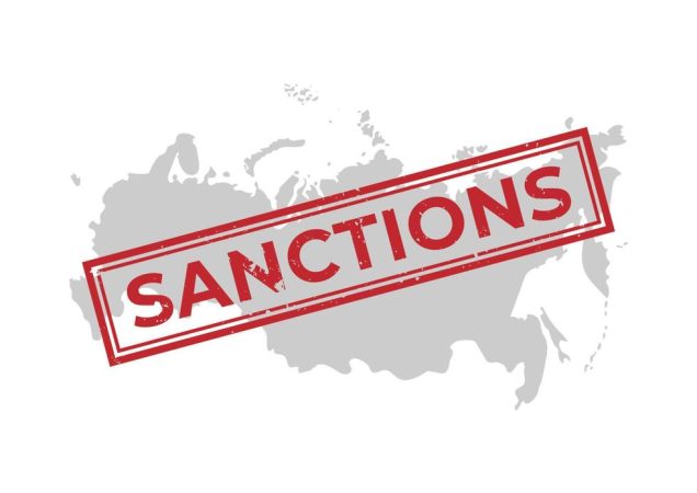 Žemėlapis su raudonu užrašu „Sanctions“, simbolizuojantis sankcijas Rusijai