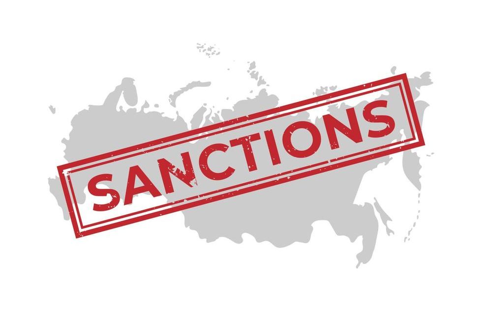 Žemėlapis su raudonu užrašu „Sanctions“, simbolizuojantis sankcijas Rusijai