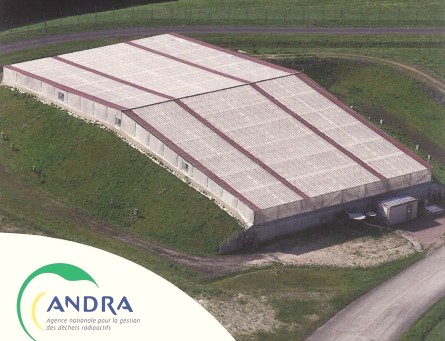 Paviršinio atliekyno sumažintas modelis, esantis žaliame kalvos šlaite, su betoniniu stogu ir įvažiavimu apačioje, pažymėtas „ANDRA“ logotipu.