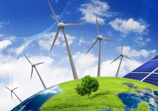 Atsinaujinanti energetika – vėjo jėgainės ir saulės baterijos ant žalios planetos.