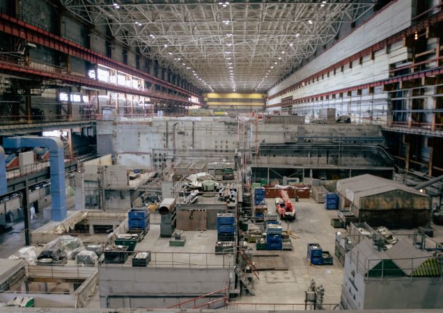 Ignalinos atominės elektrinės antrojo bloko turbinos salė su išmontuojama technologine įranga ir darbų vietoje dirbančia technika.