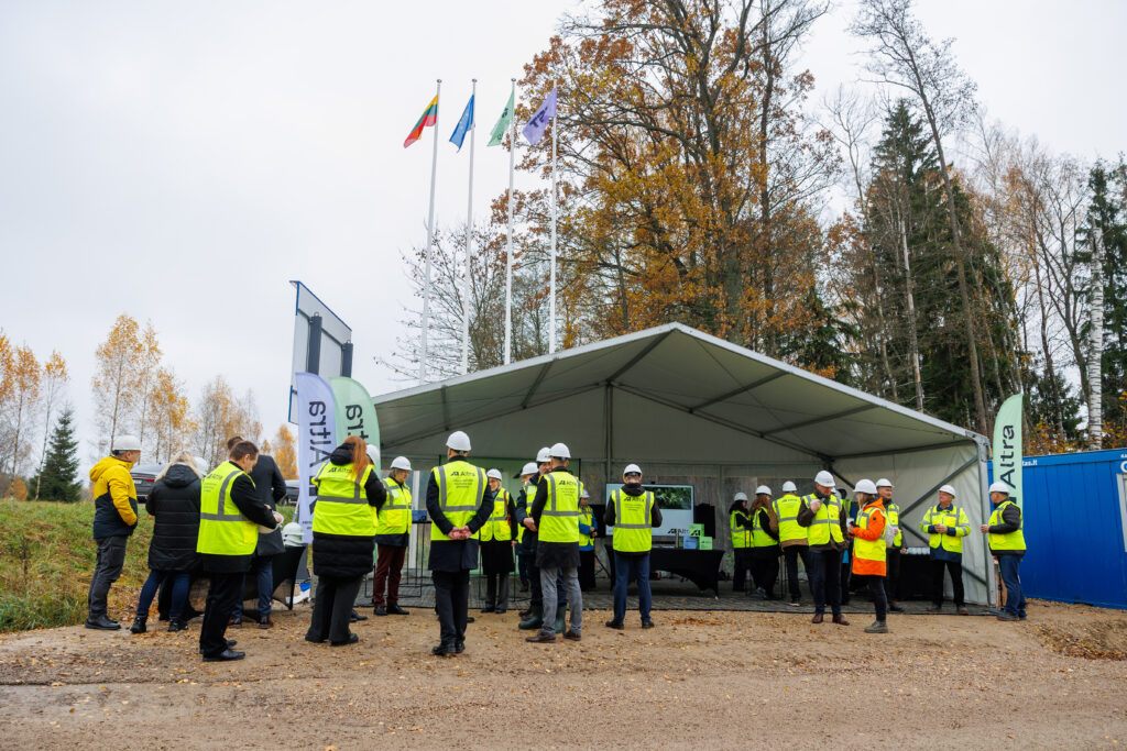 Atliekyno kapsulės įkasimo renginys, matomi įvairių organizacijų atstovai atliekyno statybvietėje