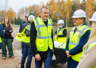 Atliekyno kapsulės įkasimo renginys, matomi įvairių organizacijų atstovai atliekyno statybvietėje
