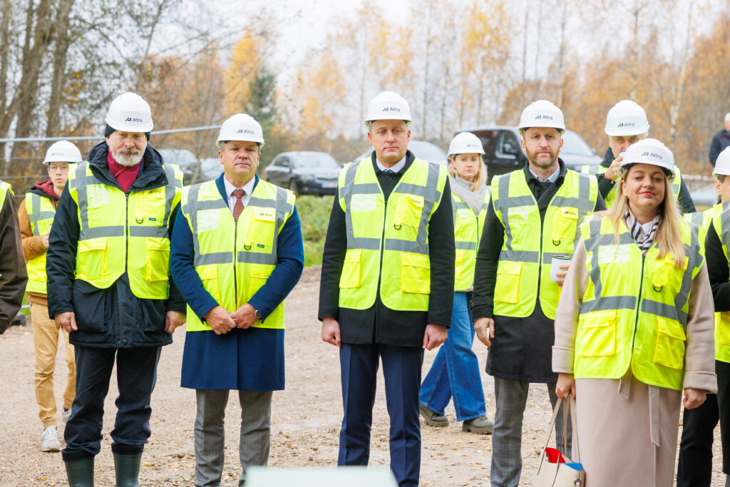 Atliekyno kapsulės įkasimo renginys, matomi įvairių organizacijų atstovai atliekyno statybvietėje