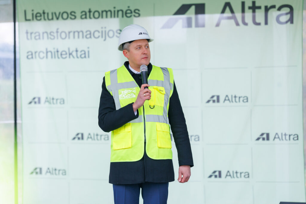Atliekyno kapsulės įkasimo renginys, energetikos ministras sakantis kalbą