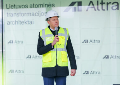 Atliekyno kapsulės įkasimo renginys, energetikos ministras sakantis kalbą