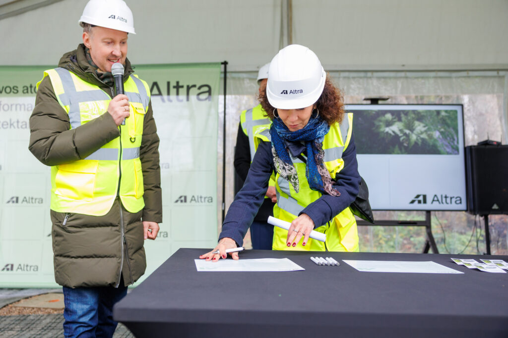 Atliekyno kapsulės įkasimo renginys, matomi įvairių organizacijų atstovai, pasirašantys laišką ateities kartoms