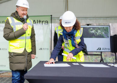 Atliekyno kapsulės įkasimo renginys, matomi įvairių organizacijų atstovai, pasirašantys laišką ateities kartoms