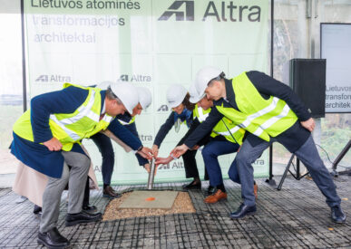 Atliekyno kapsulės įkasimo renginys, matomi įvairių organizacijų atstovai, užkasantys kapsulę