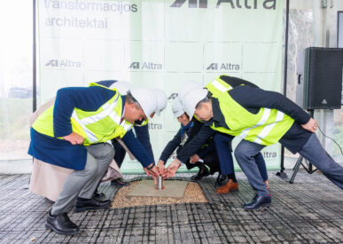 Atliekyno kapsulės įkasimo renginys, matomi įvairių organizacijų atstovai, užkasantys kapsulę