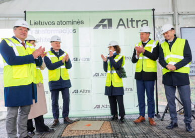 Atliekyno kapsulės įkasimo renginys, matomi įvairių organizacijų atstovai, užkasantys kapsulę