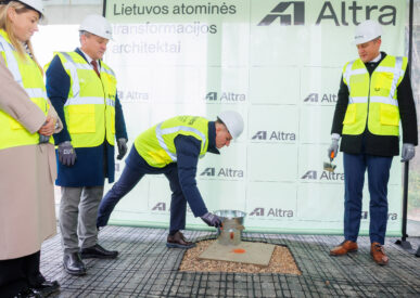 Atliekyno kapsulės įkasimo renginys, matomi įvairių organizacijų atstovai, užkasantys kapsulę