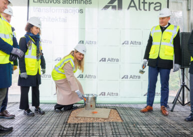 Atliekyno kapsulės įkasimo renginys, matomi įvairių organizacijų atstovai, užkasantys kapsulę