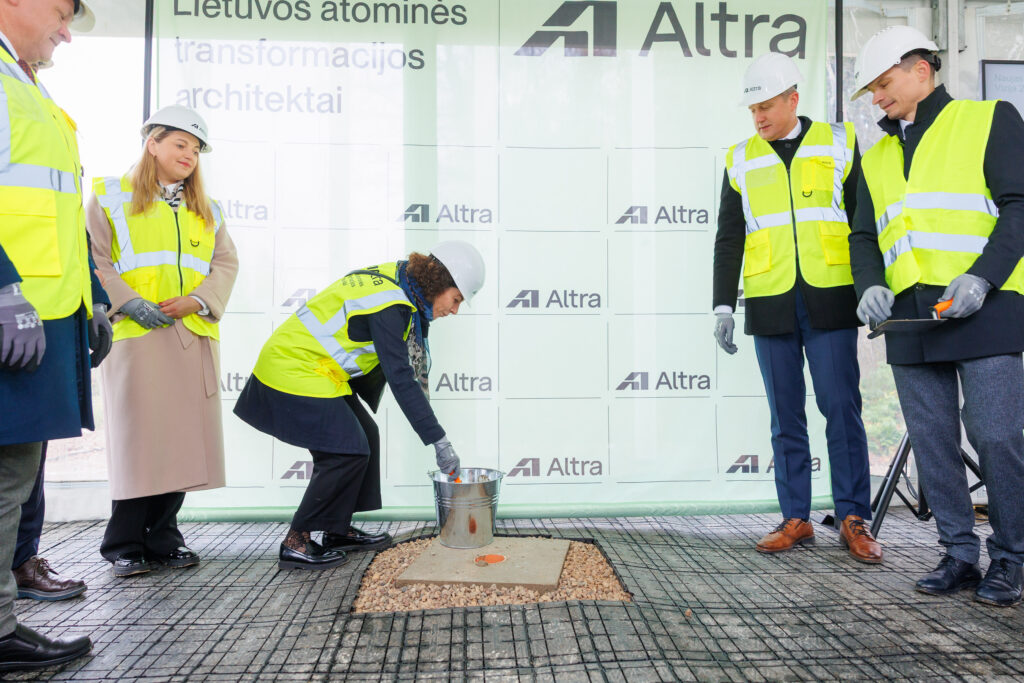 Atliekyno kapsulės įkasimo renginys, matomi įvairių organizacijų atstovai, užkasantys kapsulę