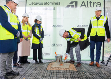 Atliekyno kapsulės įkasimo renginys, matomi įvairių organizacijų atstovai, užkasantys kapsulę