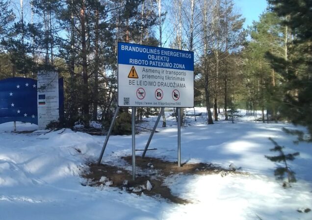 Nuotraukoje, kurioje matomas informacinis stendas, nurodantis, kaip atrodo apribojimų ženklas