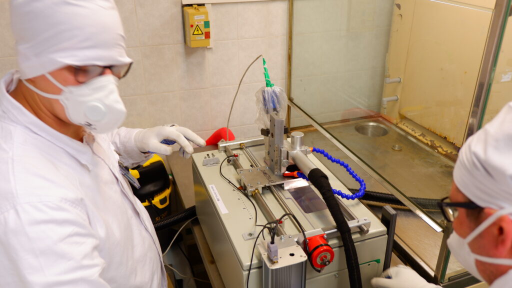 Specializuota lazerinė sistema, skirta radioaktyviųjų atliekų paviršiaus valymui ir nukenksminimui, sumontuota laboratorijoje