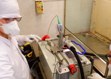 Specializuota lazerinė sistema, skirta radioaktyviųjų atliekų paviršiaus valymui ir nukenksminimui, sumontuota laboratorijoje