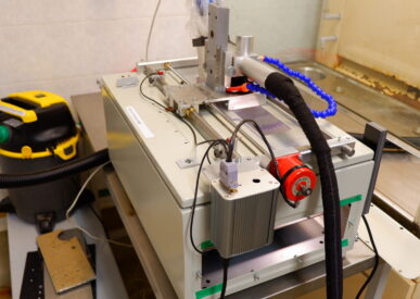Specializuota lazerinė sistema, skirta radioaktyviųjų atliekų paviršiaus valymui ir nukenksminimui, sumontuota laboratorijoje