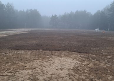 Saugyklos teritorijos vaizdas - ruda žemė, tvova, tuščia aplinka